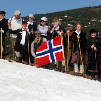 Skupina historických lyžníků nad Výrovkou