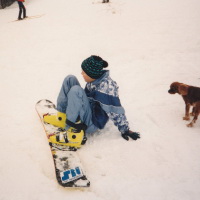 Mladý snowboardista