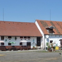 Před hospůdkou