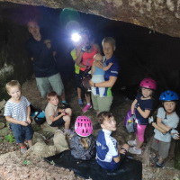 Ukládání dětí do jeskyně