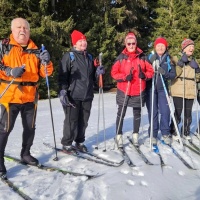 Ten oranžovej je záchranář nebo vedoucí?